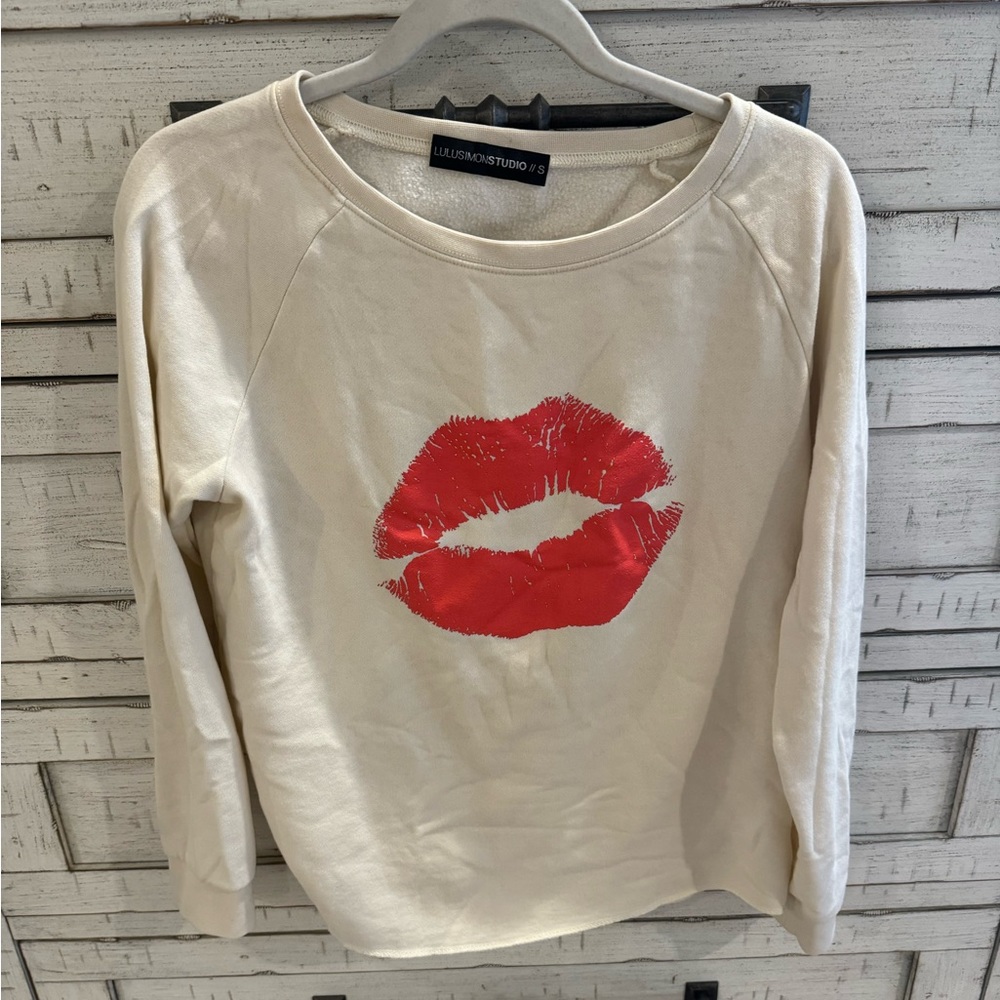 Kiss sweatshirt in light tan size small💋